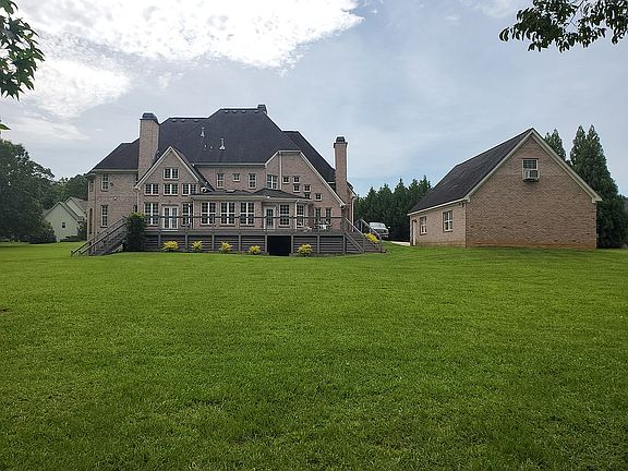 3rd image of 200 Lake Park Dr