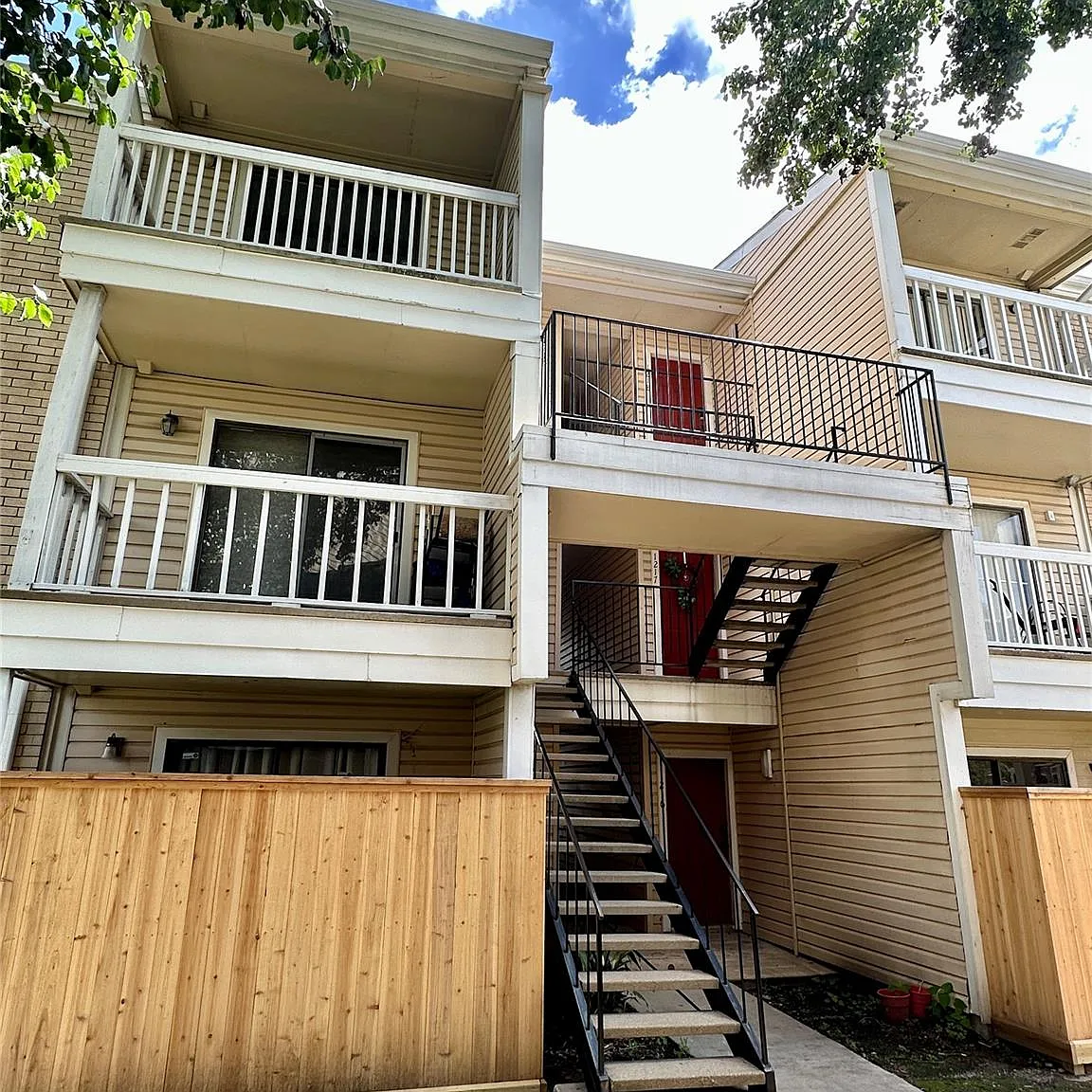 2 bed, 1.0 bath, 796 sqft, $1,200 — Photo 3
