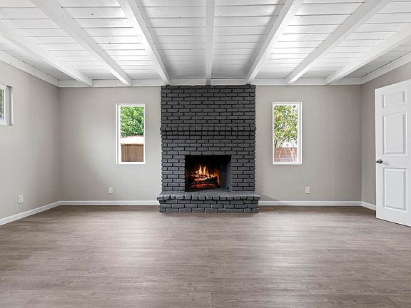 4th image of 137 E Avenue J #8