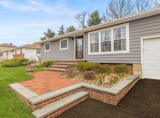 23 Beaumont Dr, Plainview, NY 11803