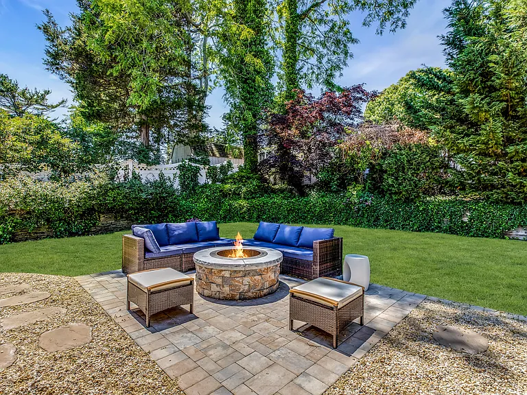 345 Colonial Rd — Photo 42