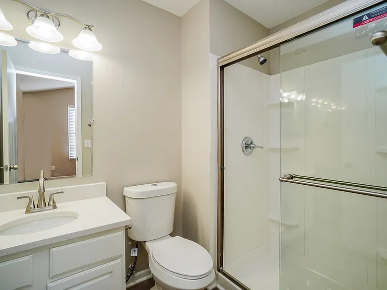 1041 Oxford Dr N — Photo 15