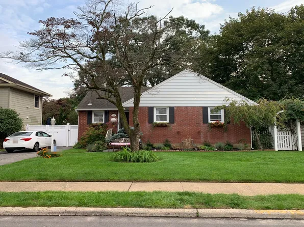 310 Pine St, Hempstead, NY 11550