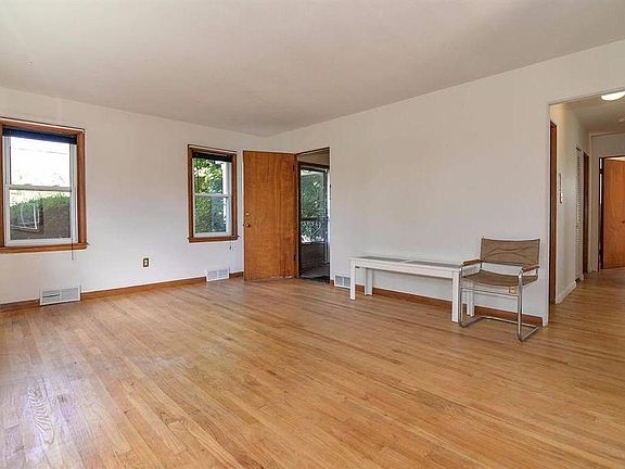 5th image of 2125 Jackson Ave APT 1