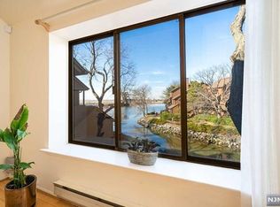 313 Sea Isle Ky, Secaucus, NJ 07094