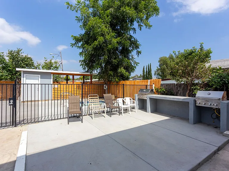 Oasis Apartments — Photo 19