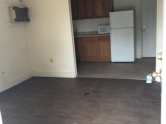3rd image of 305 S Avenue E