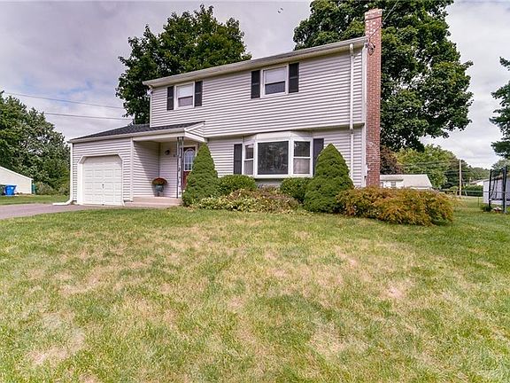 3rd image of 76 Crestwood Trl