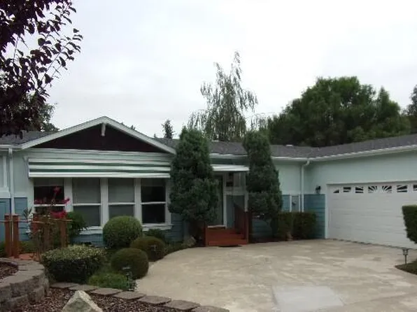 393 Knoll Terrace Dr, Canyonville, OR 97417