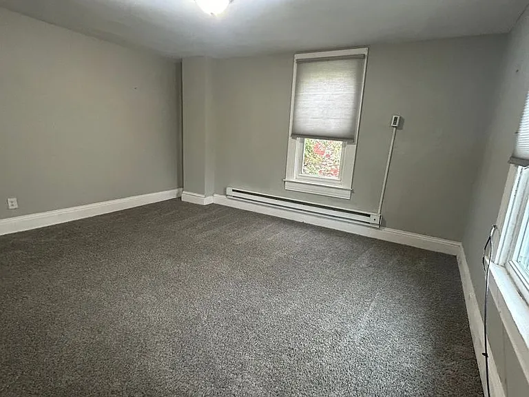 654 W King St — Photo 10