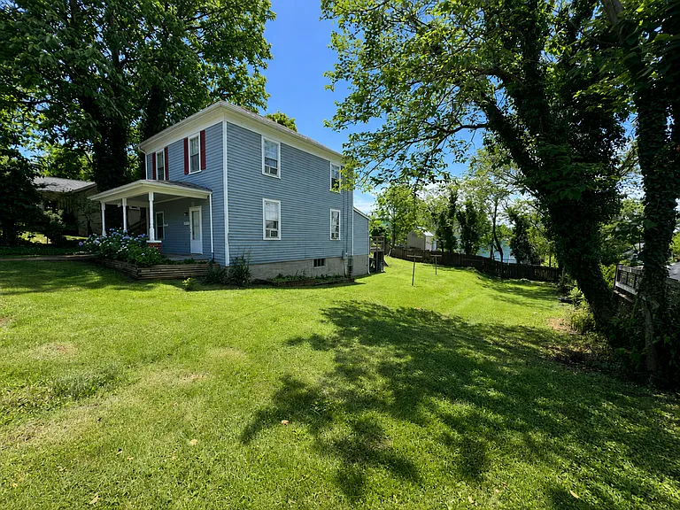 1012 Elliott Ave — Photo 2