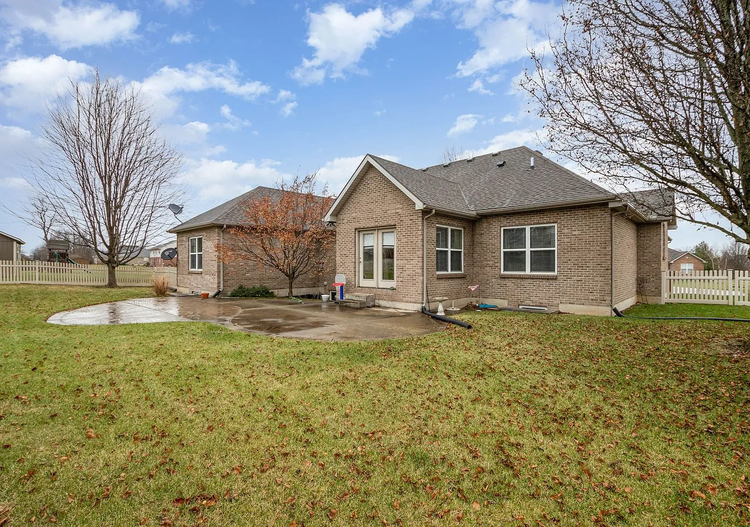 New! Large home in Great suburban neighborhood. — Photo 2