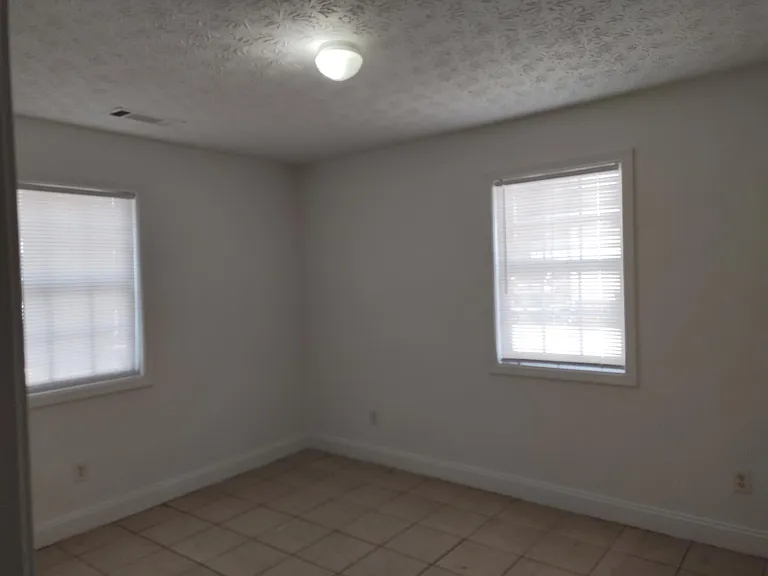 203 Westchester Cir — Photo 3