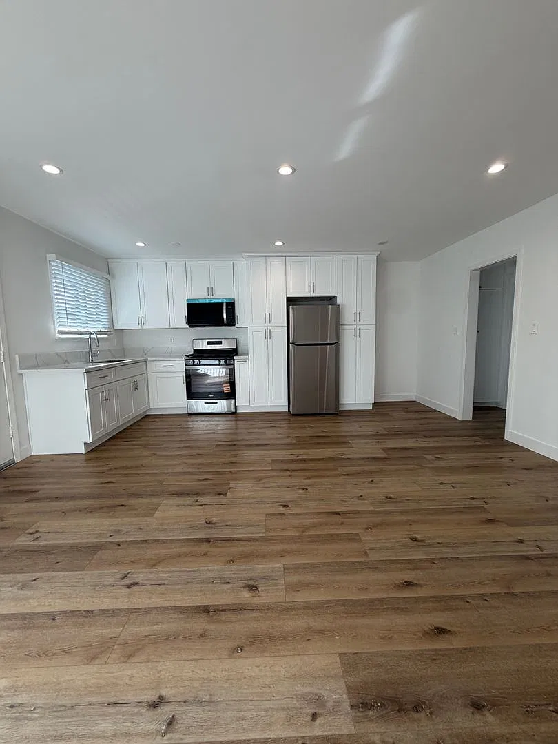 803 - 811 E Hyde Park Blvd — Photo 1