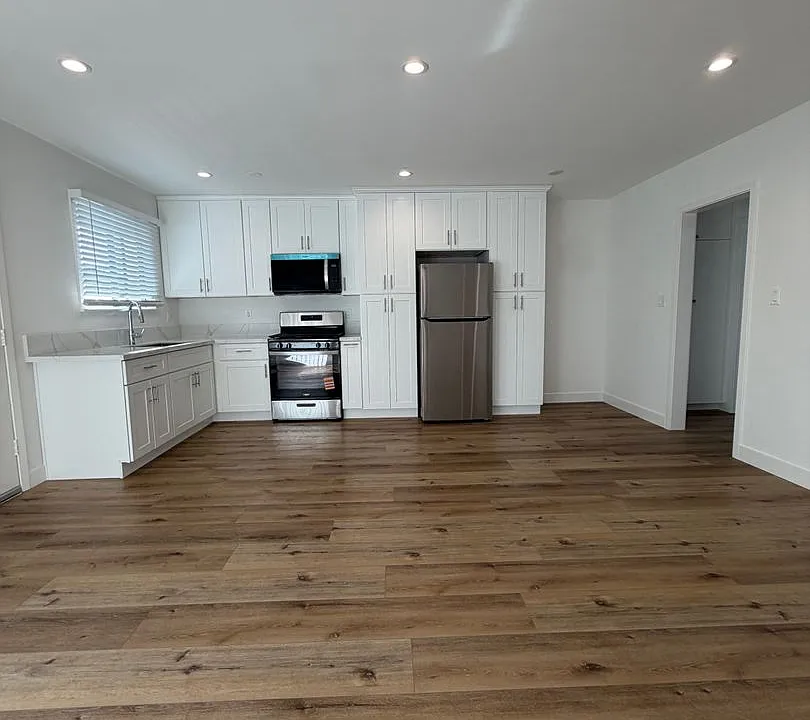 803-807 E Hyde Park Blvd #811