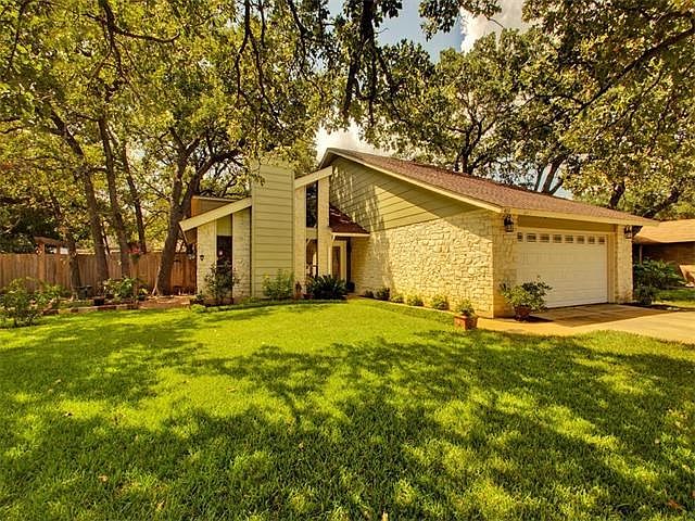 Austin charm in Buttercup Creek!