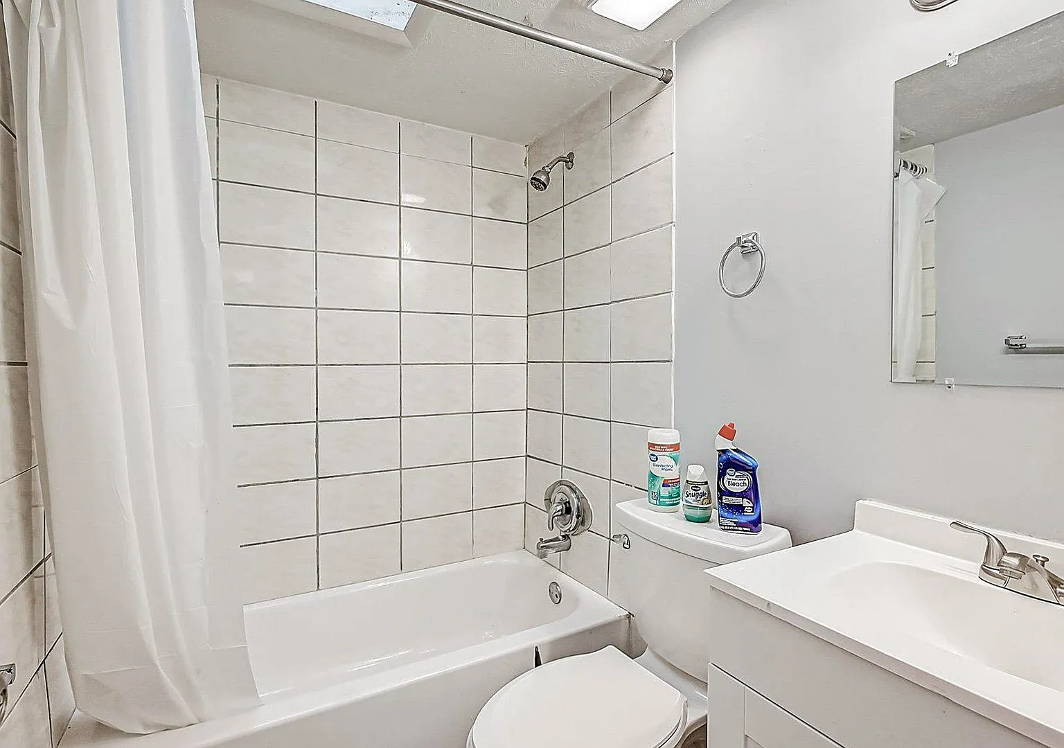 4 bed, 2.5 bath, 2028 sqft, $693 — Photo 2