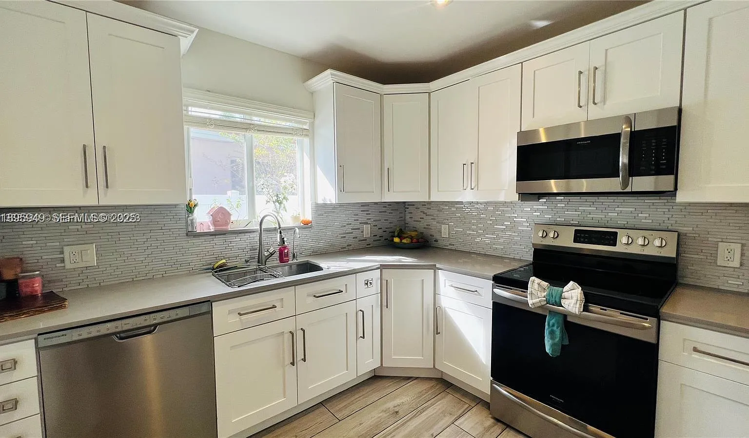 3 bed, 1341 sqft, $4,300 — Photo 2