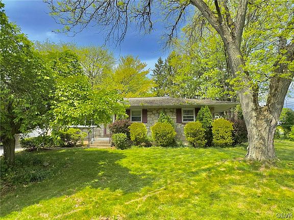 2nd image of 831 Johnston Dr