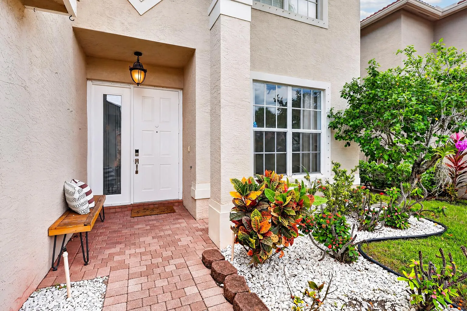 4 bed, 2.5 bath, 2667 sqft, $3,400 — Photo 2