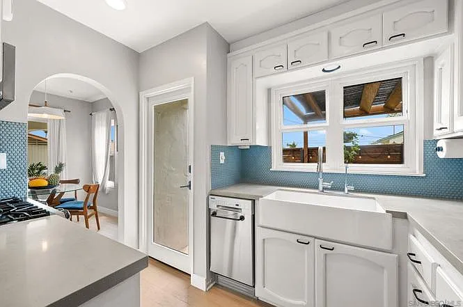 4620 Mission Ave — Photo 3