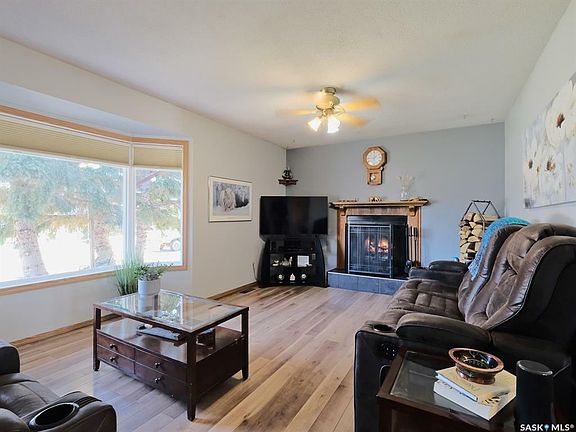 5th image of 407 3rd Ave E