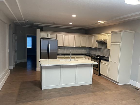 2nd image of 2010 S Mackenzie Cir