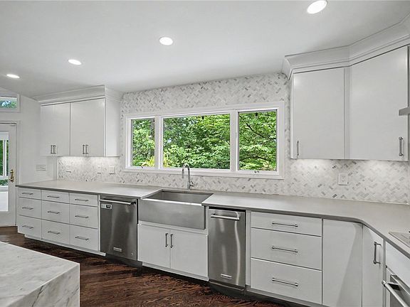 5th image of 118 Beacon Ridge Cir