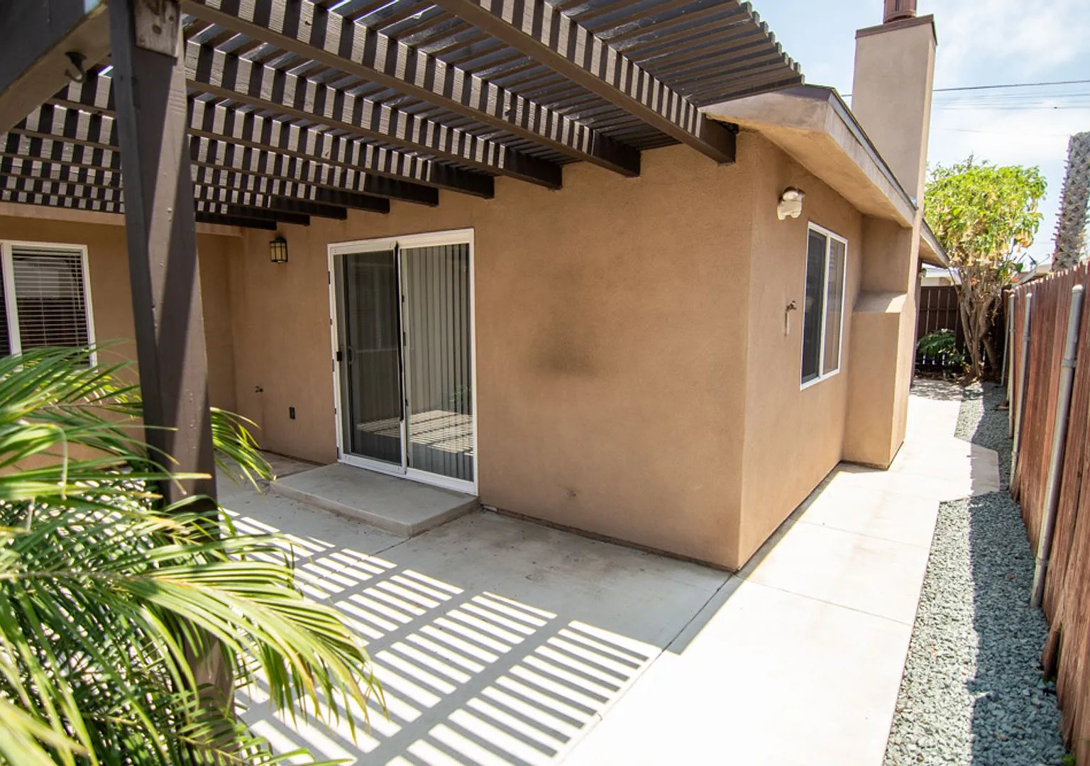 Large 3bd/2ba Detached House with Garage and AC! — Photo 3