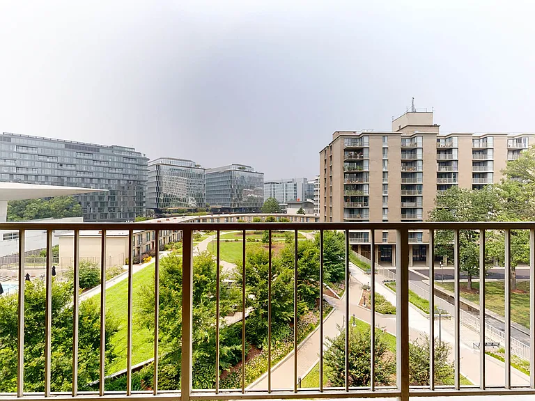 Waterside Towers — Photo 105