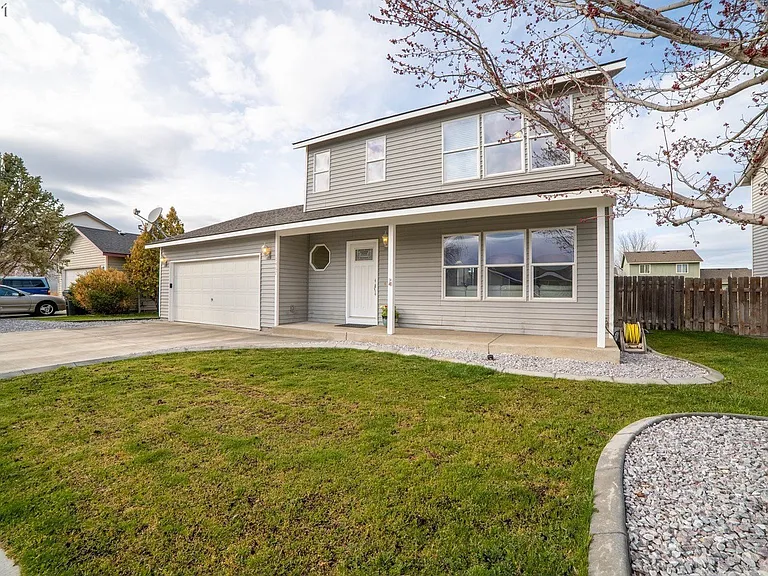 1467 NE Sandstone Ave — Photo 1