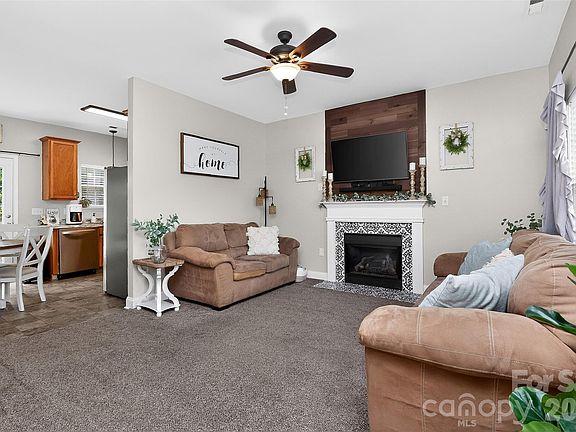 4th image of 1427 Hollythorn Dr