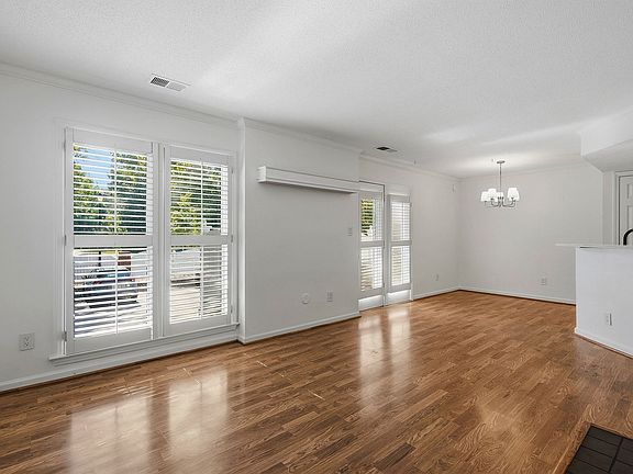5th image of 1402 Barton Place Dr