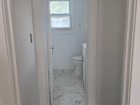 5th image of 927 McQueen St