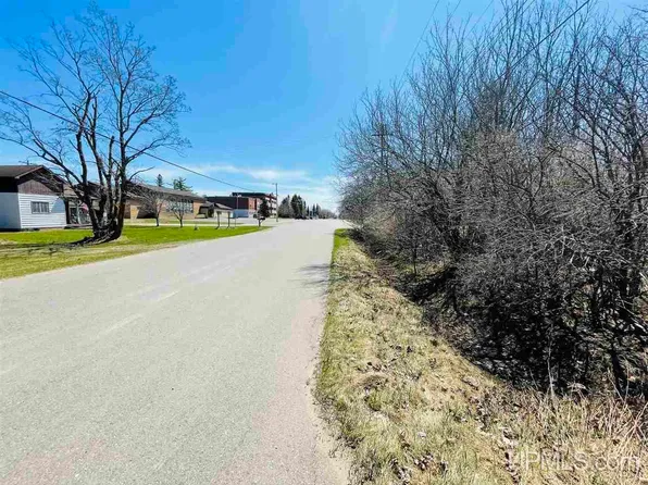 10607 N Main St, Rapid River, MI 49878