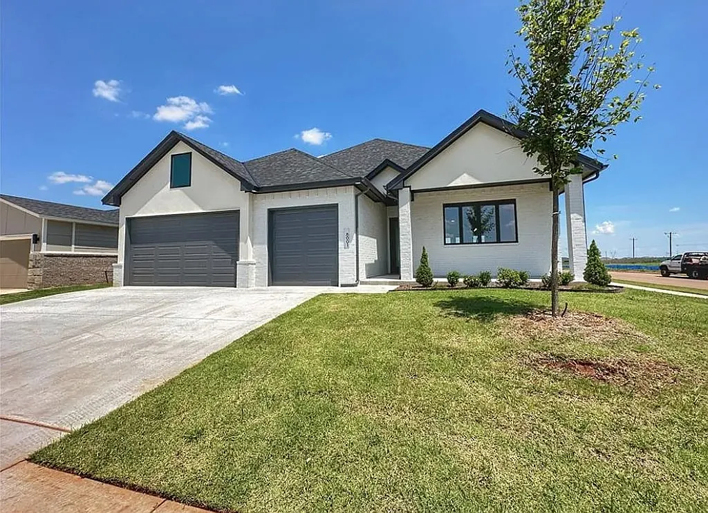 3 bed, 2400 sqft, $3,300 — Photo 1