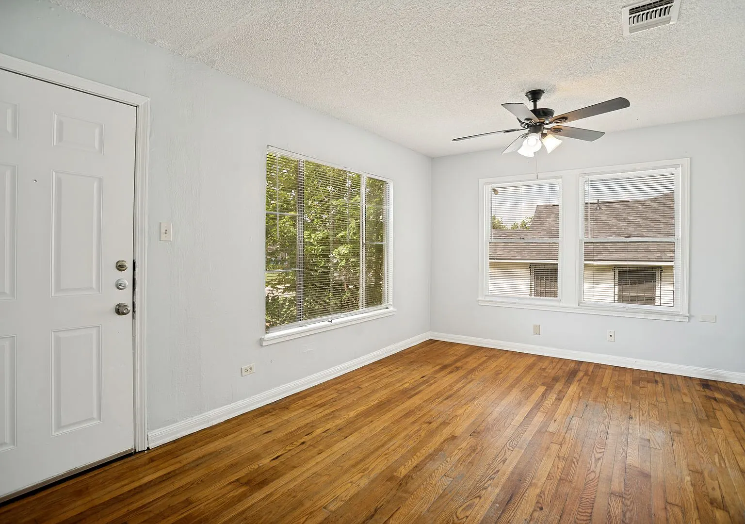 2 Bedroom in University Park! — Photo 4