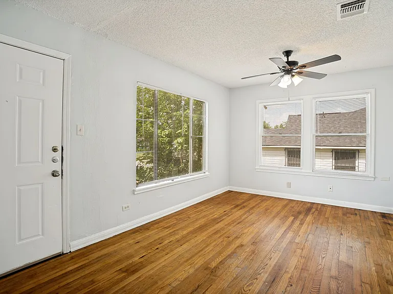 2514 Waverly Ave — Photo 4