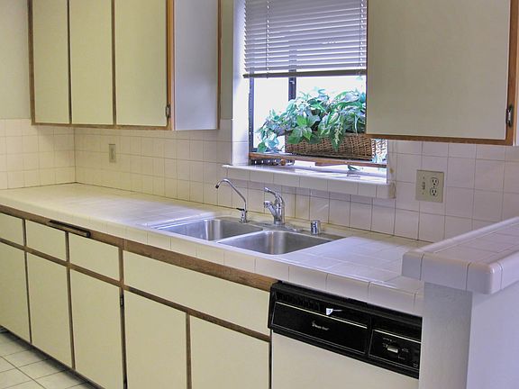 5th image of 4000 Stewart Ave APT 4