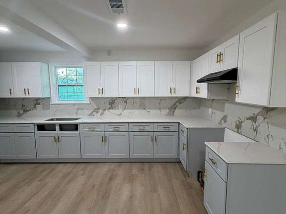 3rd image of 5938 Doulton Dr