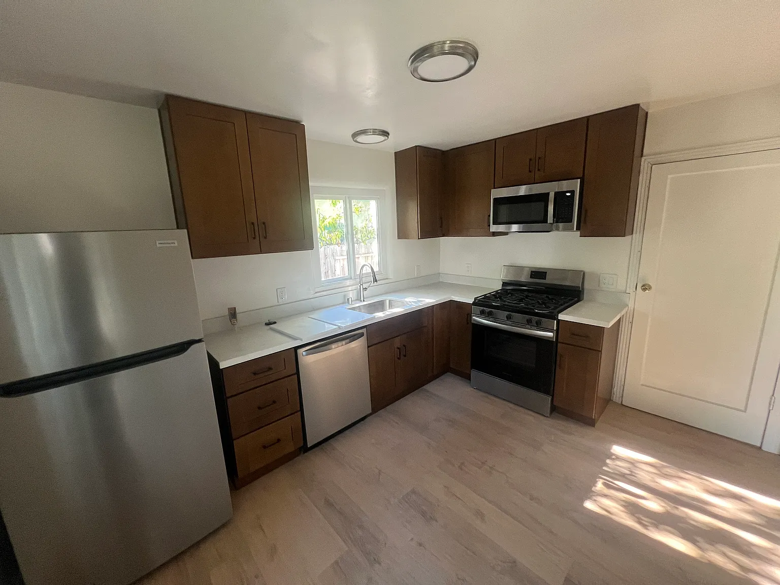 3 bed, 1173 sqft, $2,900 — Photo 3