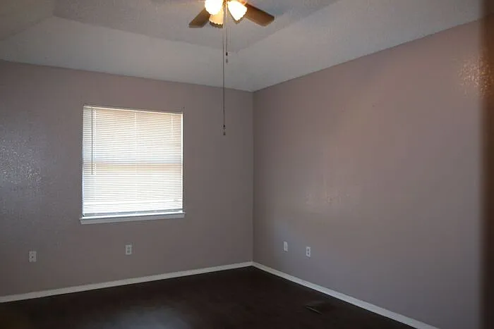 913 Springhill Dr — Photo 11