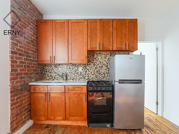 2nd image of 179 Graham Ave #3B