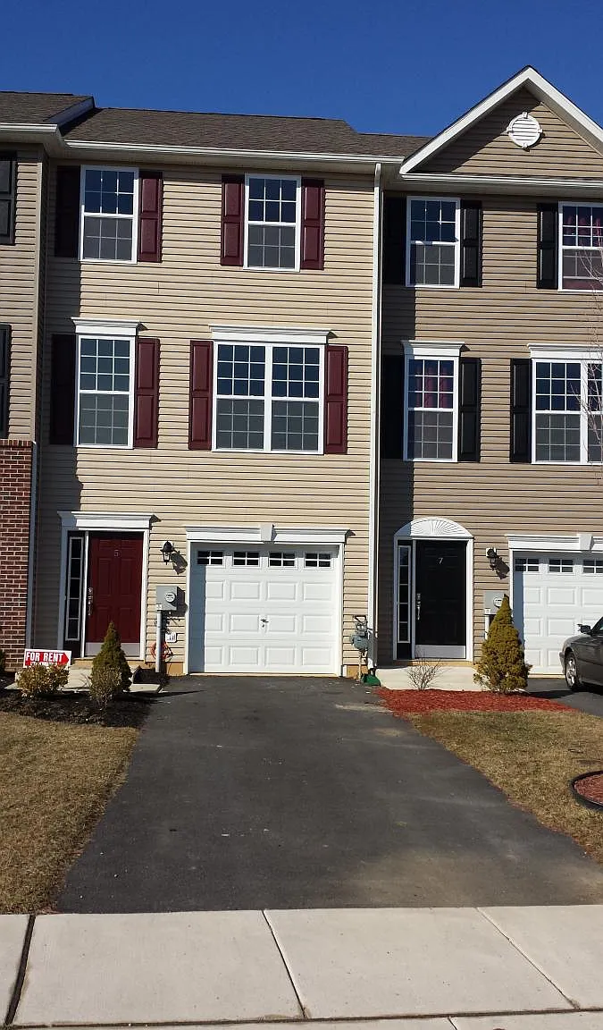 3 bed, 2.5 bath, 2000 sqft, $2,100 — Photo 1