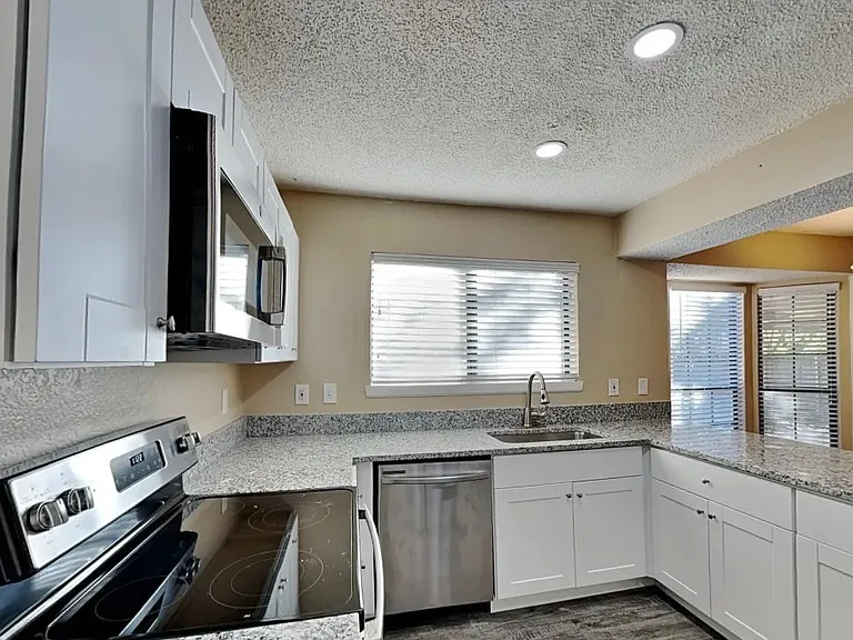 6005 Rocky Point Dr — Photo 6