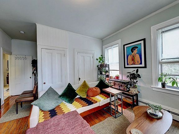 4th image of 263 Knight St #1