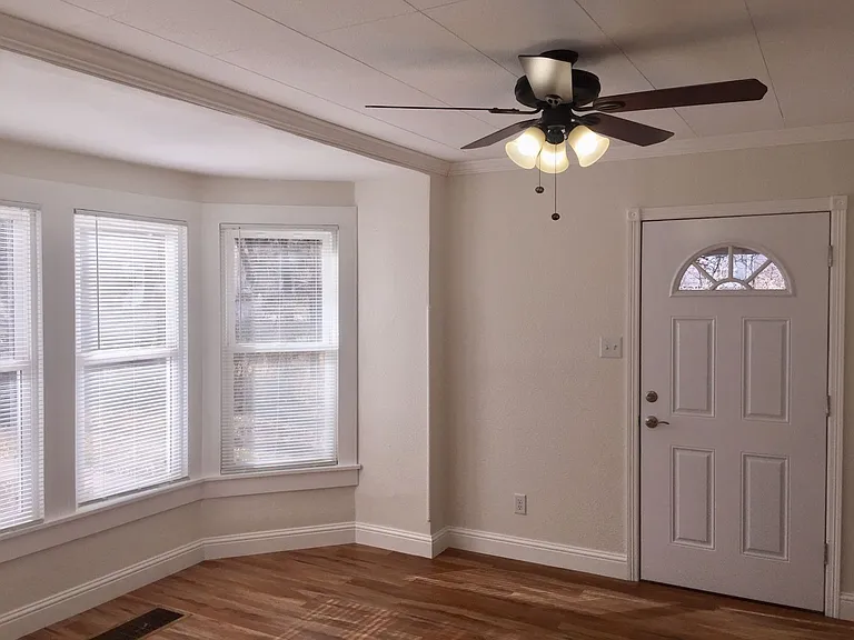 526 W Dale St — Photo 10
