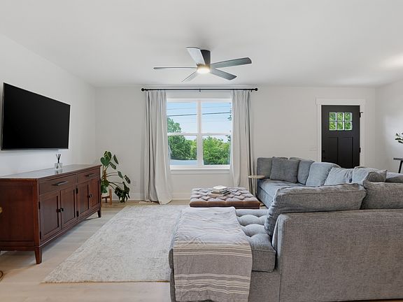 3rd image of 628 Maplewood Ln