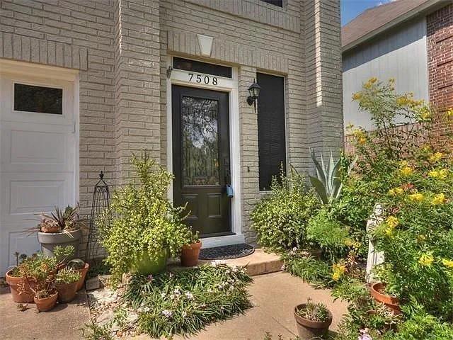 4 bed, 2.5 bath, 1969 sqft, $2,350 — Photo 2
