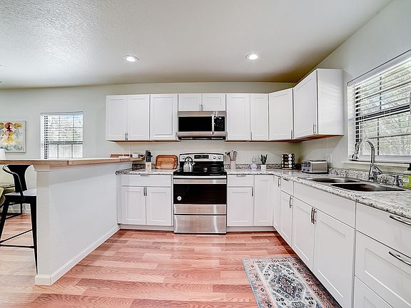 3rd image of 1374 Forest View Dr Unit 4
